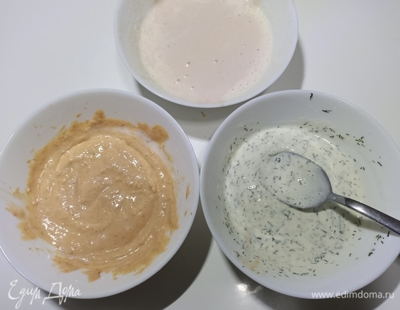 В первую часть добавить вяленые помидоры и пробить блендером. Во вторую — ветчину, тоже пробить блендером. В третью положить укроп и перемешать.