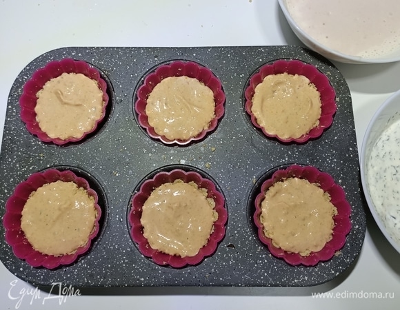 Достать форму из холодильника и на песочную основу выложить сливочно-томатный мусс. Вернуть в холодильник на 15 минут.