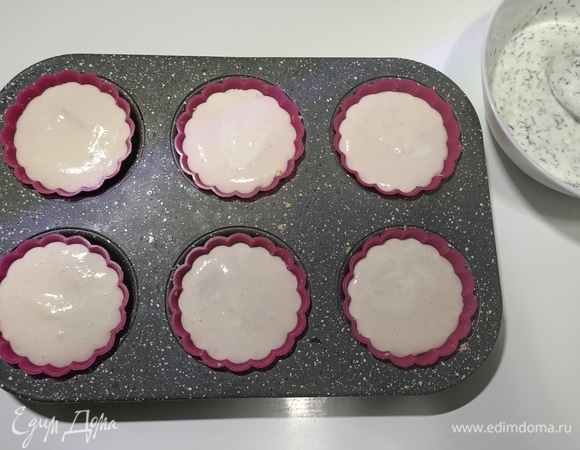 Достать форму, выложить мусс с ветчиной и снова вернуть форму в холодильник на 15 минут.