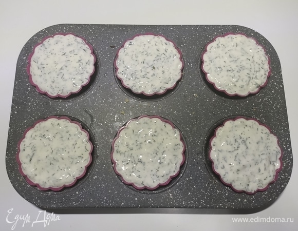 И последний верхний слой — мусс с укропом. Когда все слои уложены, отправляем форму в холодильник на 3–4 часа, до полного застывания желатина.