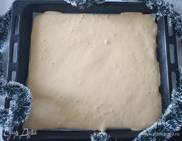 Противень застелить пергаментной бумагой, выложить тесто и распределить его.