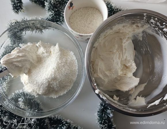Пока остывает бисквит, мы приготовим крем. Миксером взбить рикотту с сахаром. Добавить маскарпоне и ванильный сахар, взбивать около двух минут. Затем крем разделить на две части. В одну часть добавить половину кокосовой стружки и перемешать.
