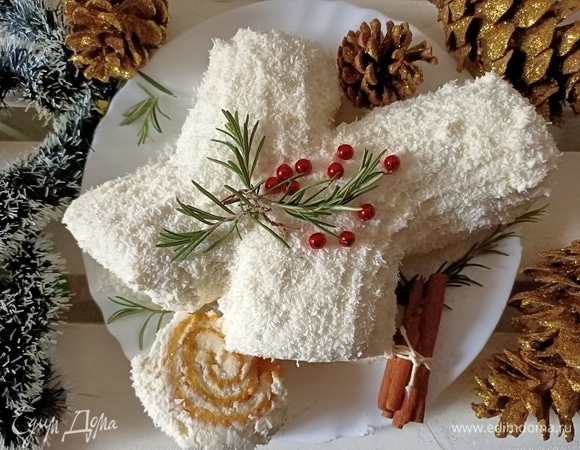 Посыпать кокосовой стружкой. Рулет, приготовленный по этому рецепту, не нуждается в пропитке, поэтому его можно сразу же подавать. Приятного аппетита!