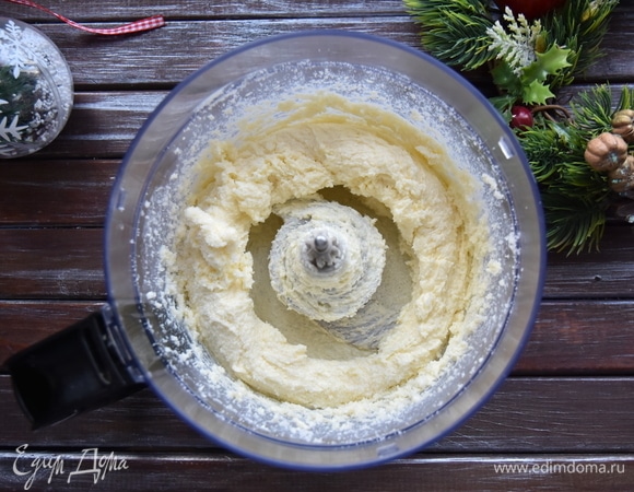 Масло заранее достаньте из холодильника, чтобы оно стало мягким. Взбейте с сахаром до пышной консистенции. По одному введите в смесь яйца, продолжая взбивать.