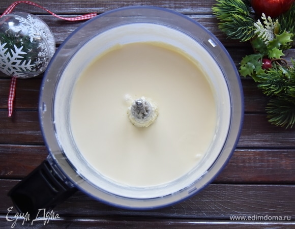 250 г муки смешайте с разрыхлителем и ванилином, просейте через мелкое сито. Соедините сухую и жидкую составляющие теста и перемешайте.