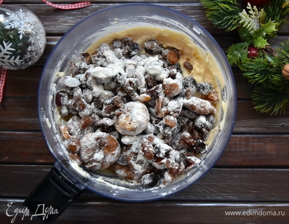 Предварительно смесь сухофруктов залейте коньяком и оставьте для настаивания минимум на сутки. Затем выложите их на бумажное полотенце и немного подсушите, посыпьте мукой (50 г) и добавьте в тесто. Перемешайте. Можно добавить в тесто любые сухофрукты, цукаты и орехи.