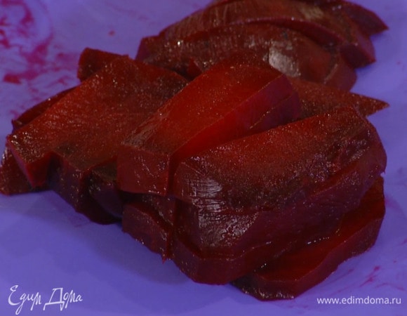 Свеклу вымыть, просушить, завернуть в фольгу и запечь в разогретой духовке до готовности, затем почистить и нарезать брусочками.