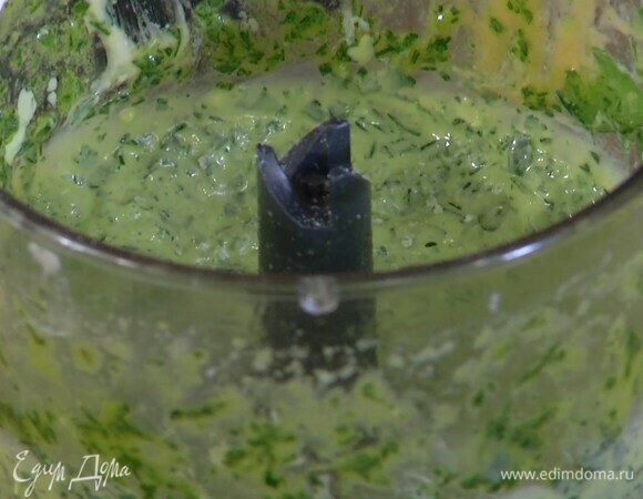 Приготовить заправку: выжать в чашу блендера сок половинки лимона, добавить петрушку, кинзу и укроп, горчицу, влить оливковое масло Extra Virgin и все взбить, затем добавить пасту тахини, чеснок и 2 ч. ложки йогурта, взбить все еще немного, посолить, поперчить и перемешать.