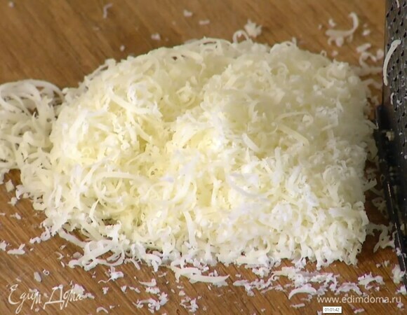 Сыр натереть на мелкой терке.