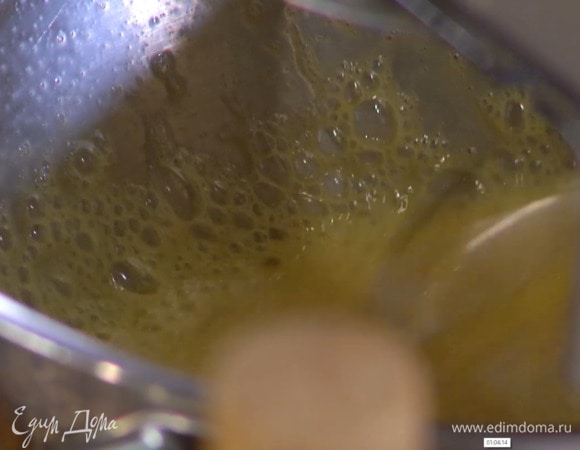 Яйца с сахаром взбить в комбайне на высокой скорости.