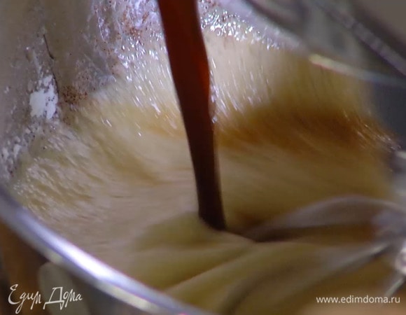 Бананы почистить, нарезать кусочками и добавить к яйцам с сахаром, затем, продолжая взбивать, всыпать корицу, разрыхлитель и соль, влить оливковое масло и 50 мл кофе.