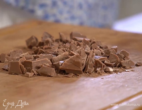 Шоколад нарезать кусочками.