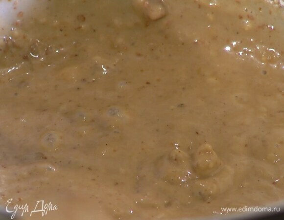 Не выключая комбайна, всыпать муку, измельченный миндаль и шоколад, вымешать тесто.