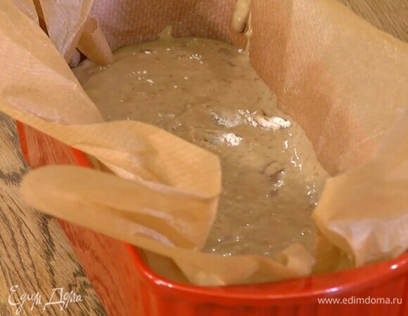 Форму для кекса выстелить бумагой для выпечки, выложить тесто и разровнять его.