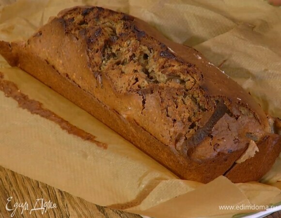 Выпекать кекс в разогретой духовке около часа, до готовности.