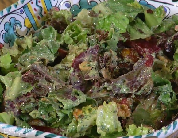 На большое блюдо выложить салатный микс и нарезанную свеклу, добавить заправку, каштаны и орехи, все перемешать.