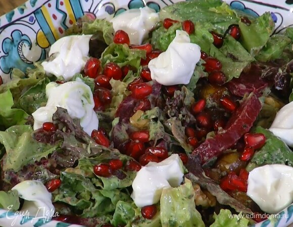 Из граната вынуть зерна и посыпать салат, оставшийся йогурт разложить маленькими островками.