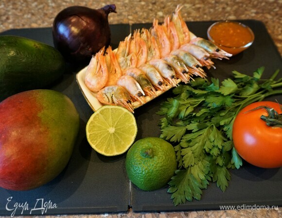 Креветки опустите в кипящую подсоленную воду на несколько минут. Освободите от панциря, удалите кишечную жилу.