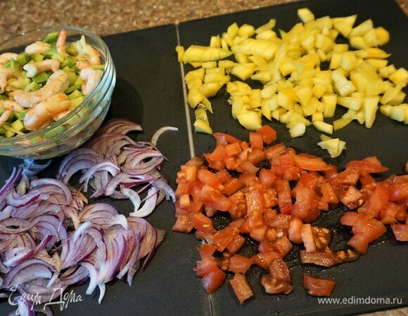 Помидор также нарежьте кубиками. Лук — тонкими кольцами. Петрушку мелко порубите.