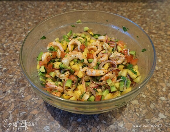 В емкости соедините все ингредиенты, перемешайте. Добавьте экзотический соус с имбирем и ананасом, посолите, поперчите. Еще раз перемешайте.