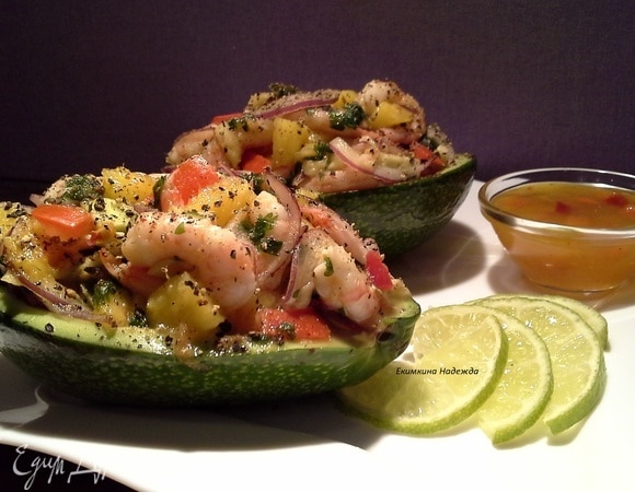 Выложите салат в половинки авокадо и подавайте. С наступающим Новым годом!