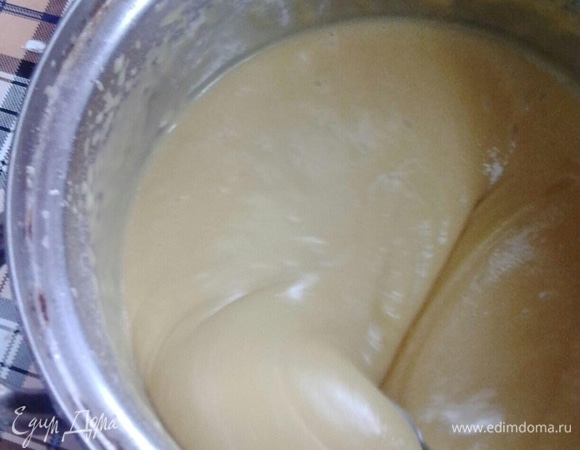 В растопленный маргарин добавить сахар, яйца и соду, гашенную уксусом, взбить миксером. Добавить муки столько, чтобы тесто напоминало по консистенции тесто для оладий. Еще раз взбить до однородности теста.