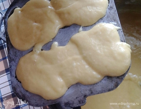 В предварительно разогретую и смазанную подсолнечным маслом форму налить ложкой тесто.