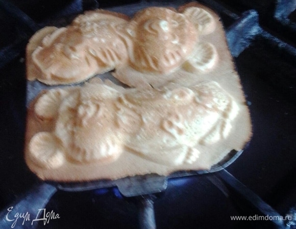 Выпекать в форме с обеих сторон до золотистого цвета.