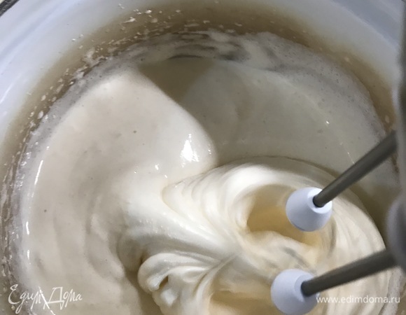 Взбить яйца. Добавив сахар и ванилин, взбиваем.