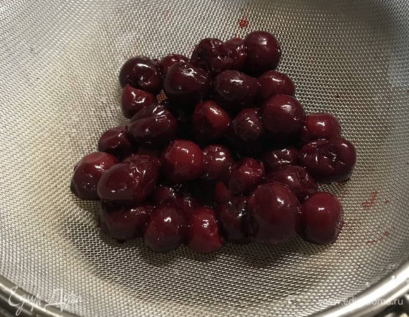 Вишню разморозить и дать стечь воде.