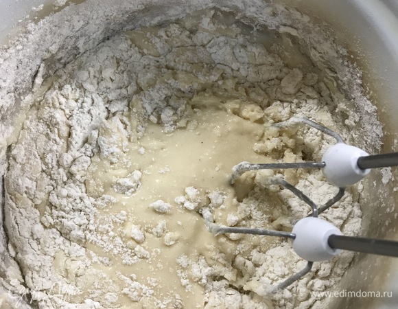 Добавляем творог, все перемешиваем. Всыпаем муку с разрыхлителей и перемешиваем до однородности.