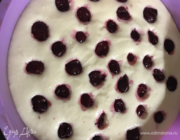 Тесто выложить в форму, разложить вишню. Поставить в разогретую духовку и выпекать 40 мин.