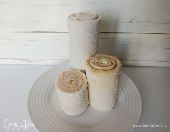 Один рулет оставить так, второй разрезать на две неравные части. Установить на блюдо.