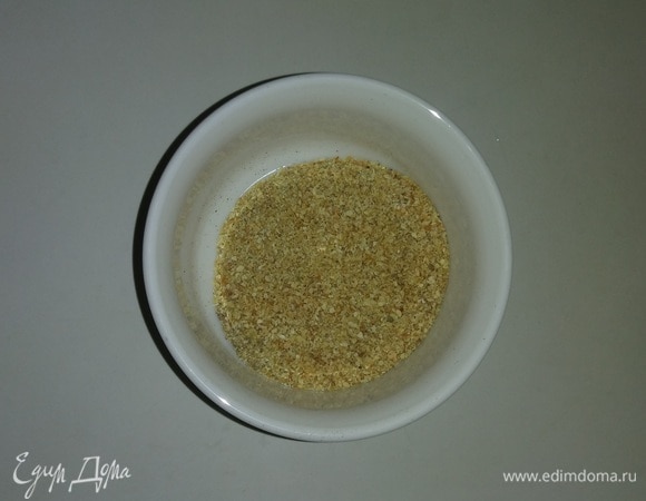 Приготовить смесь, которой будет посыпаться мясо. Смешиваем вместе соль, свежемолотый черный перец и сушеный молотый чеснок (в перечне ингредиентов указан сушеный чеснок, я использовала сушеный молотый чеснок).