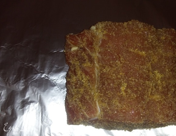 Достать мясо из холодильника. Затем взять большой кусок фольги и положить свинину на один конец фольги и, аккуратно стараясь не проткнуть фольгу, завернуть мясо.