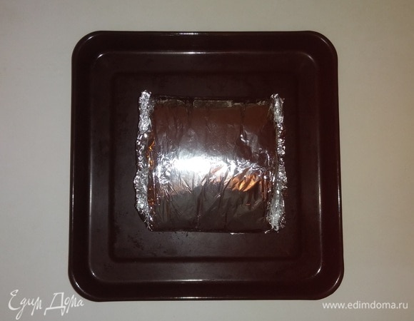 Разогреваем духовку до 200°C и ставим в нее противень с мясом на 1 час и 30 минут. Когда мясо уже готово, с верхней части нужно снять фольгу (я снимаю вилкой) и готовить мясо еще 5 минут в режиме «гриль». Достать мясо из духовки, снять фольгу, остудить. В холодном виде свинина очень вкусная, из нее можно делать бутерброды. Приятного аппетита!