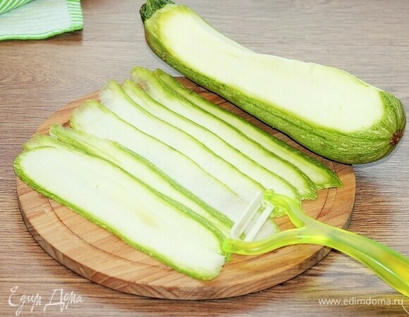 Кабачок нарезаем пластинами и обжариваем до прозрачности на подсолнечном масле.