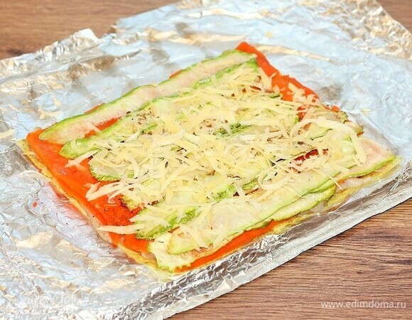 Трем на крупной терке сыр и посыпаем поверх кабачка.