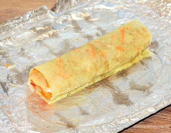 Затем заворачиваем рулет в пергамент.