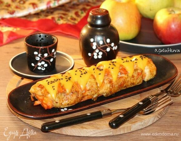 Затем переключаем духовку на 200°C, разрезаем сверху обертку и смазываем верх рулета выделившимся соком и подрумяниваем. Рулет можно украсить плавленым сыром и черным тмином.