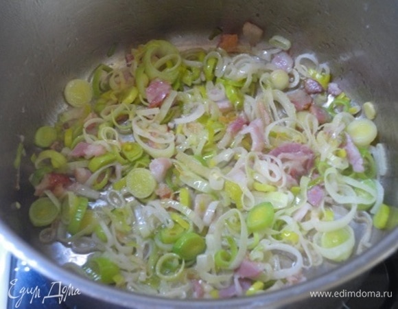 Когда он начнет отдавать аромат, добавьте нарезанный кружочками лук-порей. Потомите, помешивая, на среднем огне минут 5.
