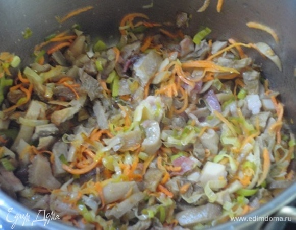 Добавить размороженные грибы, перемешать, дать возможность «подружиться» всем компонентам пару минут и влить воду. Посолите по вкусу, доведите до кипения, прикройте крышкой и варите при медленном кипении до готовности перловки, 50–60 минут. За 10 минут до готовности добавьте лавровый лист, свежемолотый черный перец и молотый кориандр.