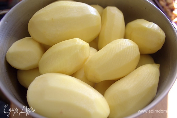 Картофелины выбираем примерно одинаковые по размеру (удобнее продолговатые), моем, чистим. Летний картофель можно варить прямо в кожуре.