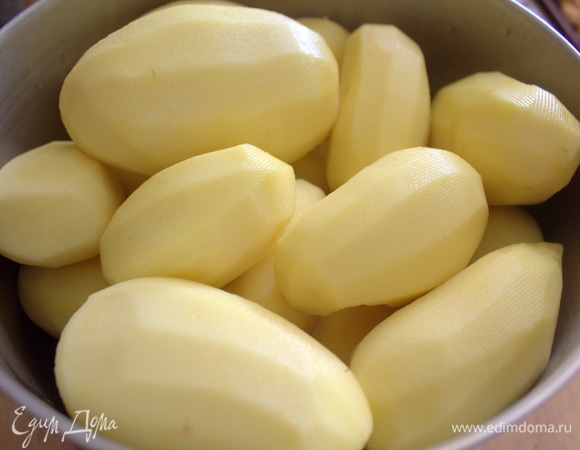 Картофелины выбираем примерно одинаковые по размеру (удобнее продолговатые), моем, чистим. Летний картофель можно варить прямо в кожуре.