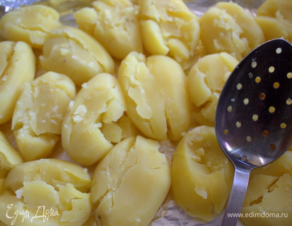 Отварить до готовности, слить воду. Перенести картофель на противень с фольгой или просто в форму.