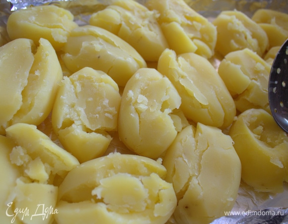 Надавить на горячий картофель ложкой.