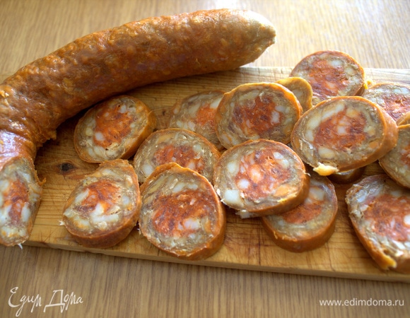 У меня была пикантная чоризо (храню колечко в морозилке), но можно взять любую колбасу, бекон, сало или ветчину.