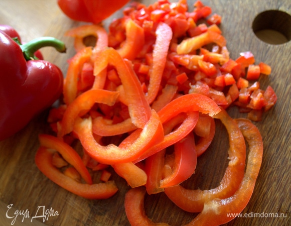 Болгарский перец измельчить.