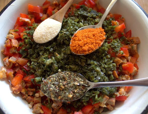 Порубить укроп и всыпать специи.