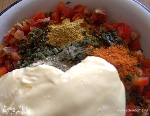 Добавить растопленное сливочное и растительное масло. Перемешать.